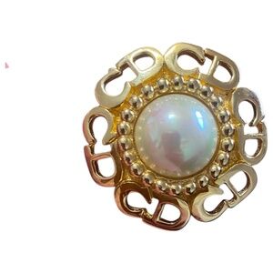 ISO vintage Christian Dior clip on earring. I have one and need another ☀️